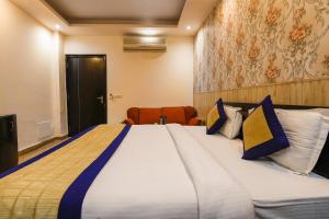 Ein Bett oder Betten in einem Zimmer der Unterkunft OYO Hotel Elegant International Near Gurudwara Shri Bangla Sahib