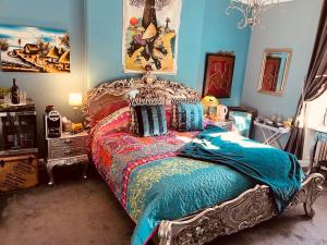 um quarto com uma cama com um cobertor colorido em Belmont House Boutique - the Kingsley collection em Berwick-Upon-Tweed