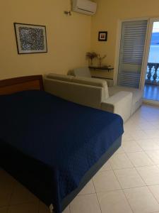 ein Wohnzimmer mit Sofa und Tisch in der Unterkunft Apartments Teatina in Brodarica