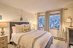 Ένα ή περισσότερα κρεβάτια σε δωμάτιο στο Glen Condo with Mountain Views Walk to Story Land