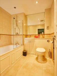 a bathroom with a toilet and a tub and a sink at (Oxford Street - Piccadilly Circus) Apartment Central London in London