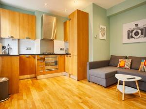 a small living room with a couch and a kitchen at (Oxford Street - Piccadilly Circus) Apartment Central London in London