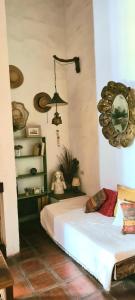 ein Schlafzimmer mit einem Bett und einem Bücherregal in der Unterkunft La Calma Casa de Campo - Villa Parque Siquiman in Villa Parque Siquiman