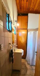 ein kleines Badezimmer mit Waschbecken und Dusche in der Unterkunft La Calma Casa de Campo - Villa Parque Siquiman in Villa Parque Siquiman