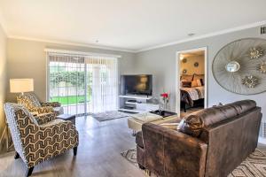 un soggiorno con divano, sedie e TV di Modern Palm Springs Condo with Pool, Hot Tub Access! a Palm Springs