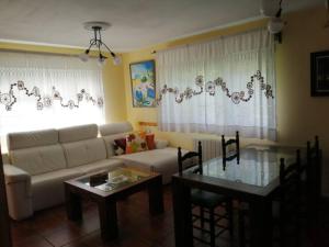 a living room with a couch and a table at Finca La Sierra in Pillarno