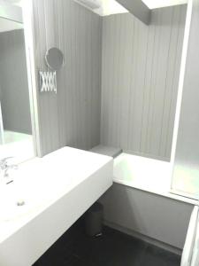 Ванна кімната в GRAND STUDIO 6 PERS 31m2 EN COEUR DE STATION