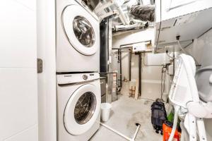 een wasruimte met een wasmachine en droger bij Cozy Nordic Utopia, Bsmt Suite near WEM & DT, King Bed, WiFi in Edmonton