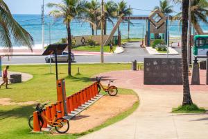 un par de bicicletas estacionadas junto a una valla naranja en Praia a Vista Salvador Hotel, en Salvador