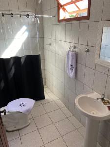 y baño con lavabo, ducha y aseo. en Pousada Brisa do Sul, en Santa Cruz Cabrália