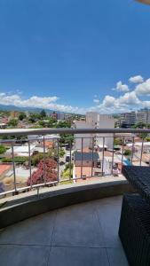 desde el balcón de un edificio con vistas a la ciudad en Balcón del Cielo Solo Mujeres en Salta
