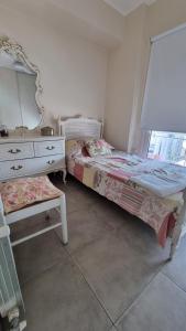 1 dormitorio con cama, tocador y espejo en Balcón del Cielo en Salta
