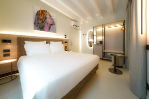 a bedroom with a large white bed in a room at Bergamo INN 21 in Bergamo