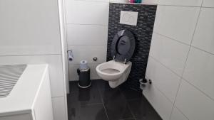 Um banheiro em A Special Room in a Private German Style Home