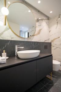 łazienka z umywalką i lustrem w obiekcie Luxury Apartment Contesa w Rovinj