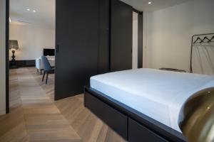 sypialnia z białym łóżkiem i jadalnią w obiekcie Luxury Apartment Contesa w Rovinj