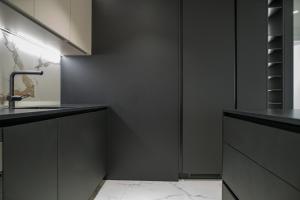kuchnia z czarnymi szafkami i zlewem w obiekcie Luxury Apartment Contesa w Rovinj +29 zdjęć