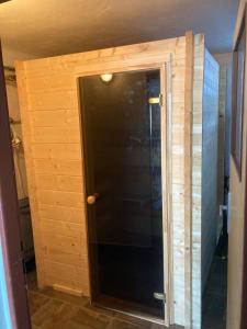 uma porta para um chuveiro num quarto em Benecko 138 em Benecko