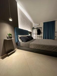 una camera con letto con testata blu di BeZen_experience a San Vitaliano 