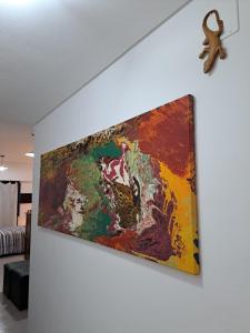 una pintura colgada en una pared en una sala de estar en BA Downtown Callao en Buenos Aires