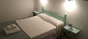 1 dormitorio con 1 cama con 2 toallas en Sierra Suites en Sierra de los Padres