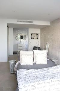 una camera da letto con un grande letto con cuscini bianchi di Amazing Villa in Benalmadena a Benalmádena