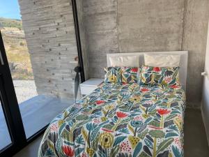 una camera da letto con un letto con un piumone colorato e una finestra di Amazing Villa in Benalmadena a Benalmádena