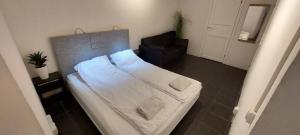 Postel nebo postele na pokoji v ubytování Cellar Apartment in Vaasa