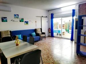 uma sala de estar com um sofá azul e uma mesa em Chiclana El Principito em Chiclana de la Frontera