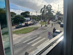 desde una ventana de una calle con coches en Suite para temporada en Arraial do Cabo