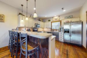 eine Küche mit Küchengeräten aus Edelstahl und Holzböden in der Unterkunft Lake Dreams in Andersonville