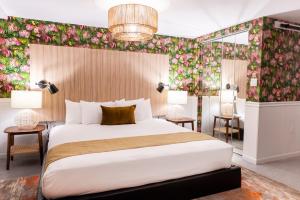 Postel nebo postele na pokoji v ubytování Whitelaw Hotel