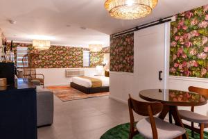 una camera d'albergo con letto, tavolo e sedie di Whitelaw Hotel a Miami Beach