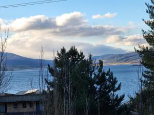 vistas a una gran masa de agua en *The Hideaway* Lake Views/Bike Storage/Smart Home/Free WiFi, en Jindabyne