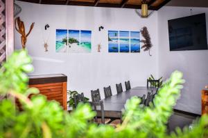 uma sala de jantar com mesa e cadeiras em Suvaasa Inn em Omadhoo