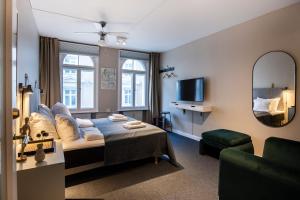 コペンハーゲンにあるKings Square apartments by Daniel&Jacob'sのベッドと鏡が備わるホテルルーム