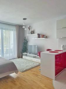 um quarto branco com uma cama e uma mesa em Capital Towers - Apartament Pop-art z widokiem na rzekę em Rzeszów