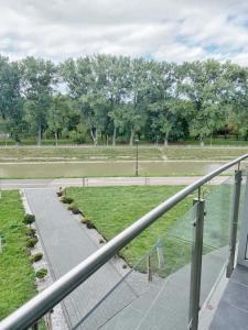 uma vista para um parque a partir de uma varanda em Capital Towers - Apartament Pop-art z widokiem na rzekę em Rzeszów