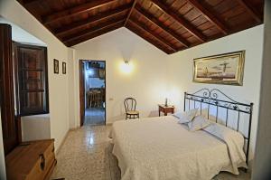 een slaapkamer met een groot bed in een kamer bij La Herbilla in Garafía