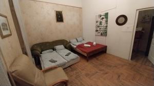 sala de estar con sofá y mesa en Retro Rooms, en Budapest