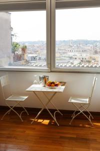 un tavolo e due sedie davanti a una finestra di RHome Trevi a Roma