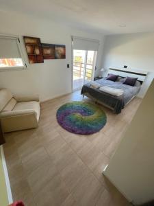 ein Schlafzimmer mit einem Bett und einem Teppich in der Unterkunft Casa Tamarisco in Camet Norte