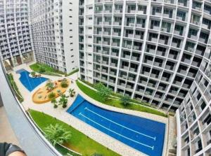 an aerial view of a large building with a swimming pool at Deluxe Suites Razelles 2 at Shore 2 Residences Tower 1 in Manila