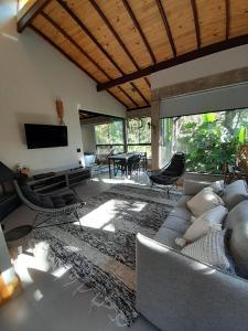 阿拉拉斯彼得羅波利斯的住宿－Pousada Chácara Aracê，带沙发和平面电视的客厅