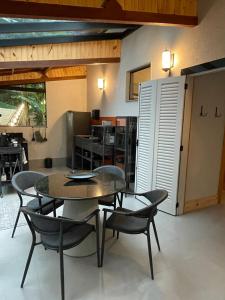 uma sala de jantar com mesa e cadeiras em Pousada Chácara Aracê em Araras, Petrópolis