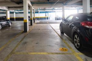 een parkeergarage met twee auto's erin geparkeerd bij Loft Luxo Morumbi, WIFI500MB - Traveller Awards 2024 in Sao Paulo