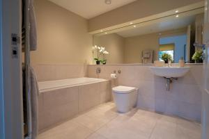une salle de bain avec un lavabo, des toilettes et une baignoire dans l'établissement Willow Cottage at Gravel Farm, à Stretham 36 autres photos