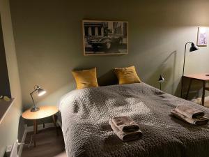 a bedroom with a bed with two towels on it at Jonstrupvejens Apartments Lejl C in Ballerup