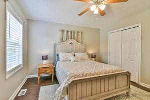 מיטה או מיטות בחדר ב-6 miles to downtown Asheville. Sleeps 5.