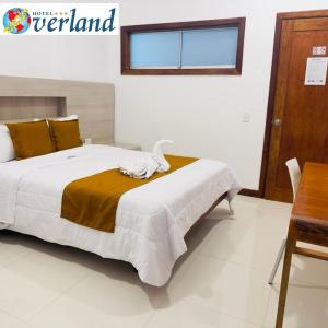 - une chambre avec un grand lit et une table dans l'établissement Hotel Overland, à Paracas